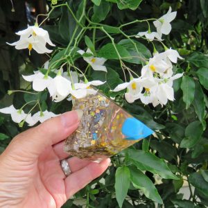 Hand-held resin pyramid with Blue Howlite, Quartz Granite,Brass, Copper Ring, Gold Speckles & mix of Crystal Chips inside (ref L86)