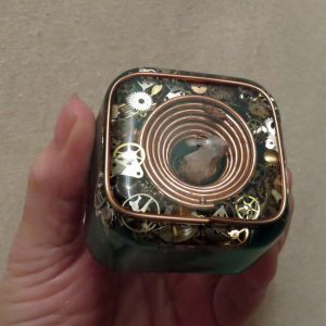Hand-held Resin Cube filled with Quartz Point, Copper, Brass, Steel, Green Colour & Black Felt Base (ref L103)