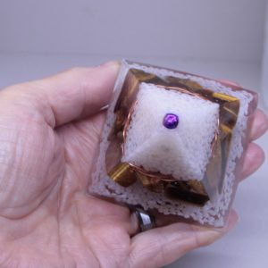 Hand-Held resin pyramid with Tigers Eye, Quartz Granite, Purple Neodymium Magnet (ref L55)